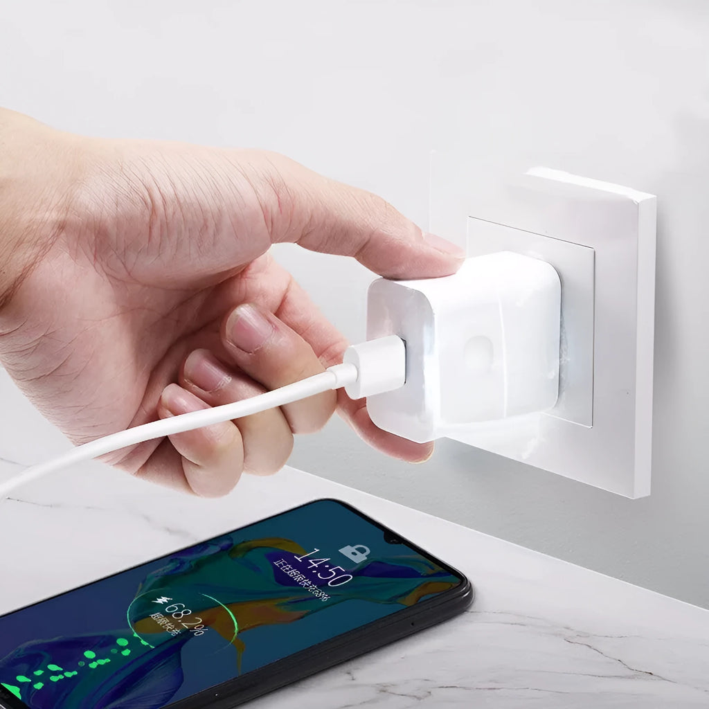 White 40W QC3.0 fast charging head and 5A USB cable for mobile phones.