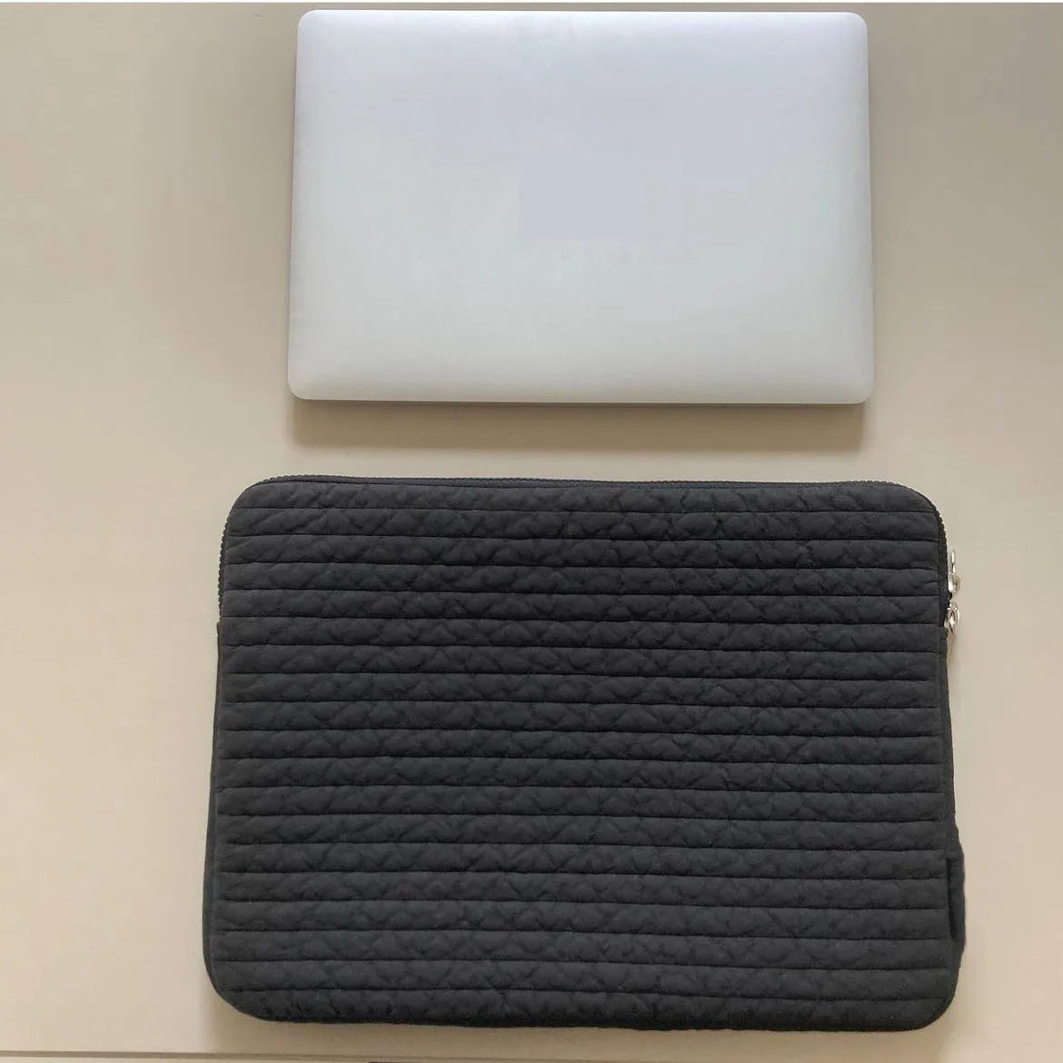 Black and white cotton cloth hand-held laptop clutch bag for anti-seismic tablet protection