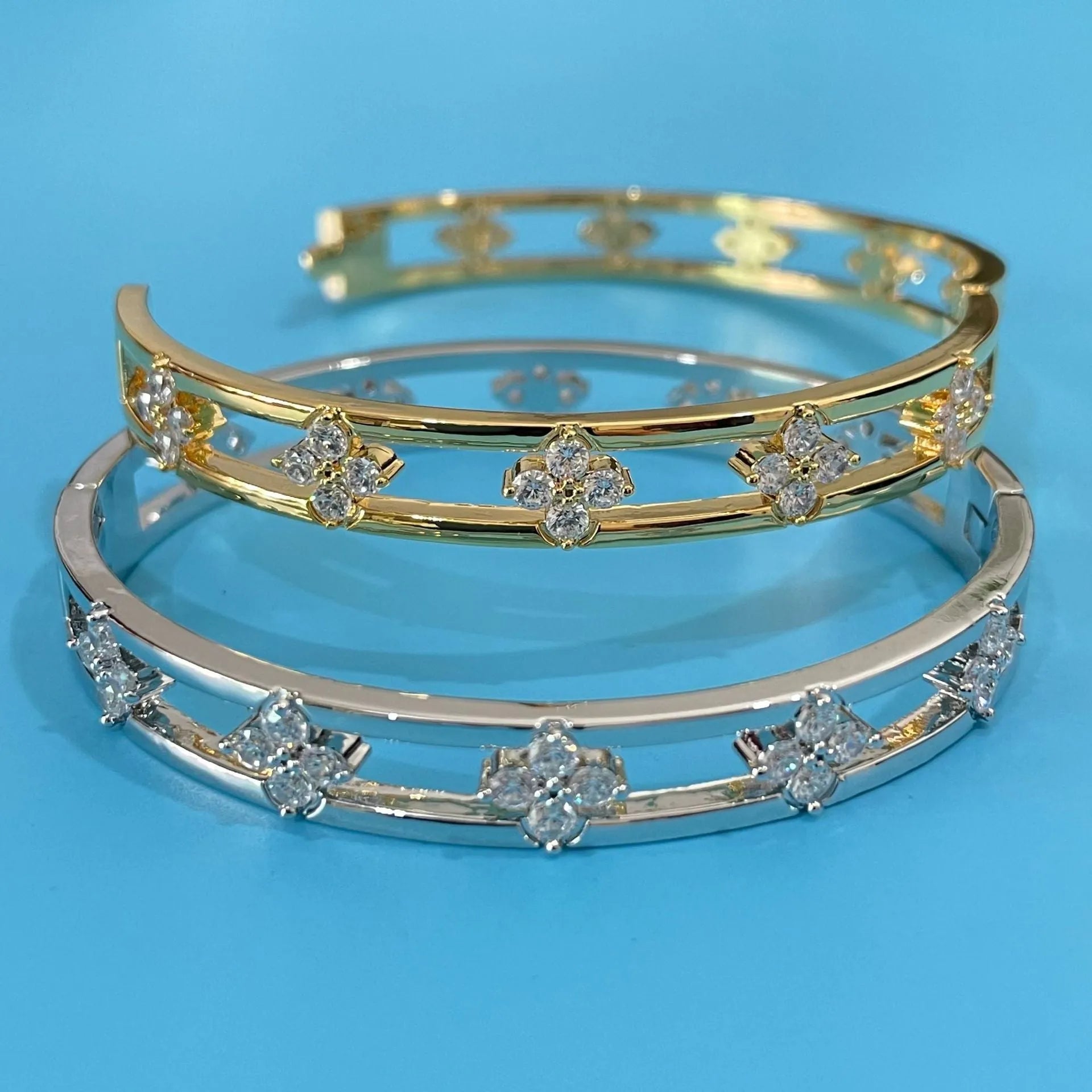 Women's hollow bracelet with zircon stones and four-leaf clover design in gold or silver colour