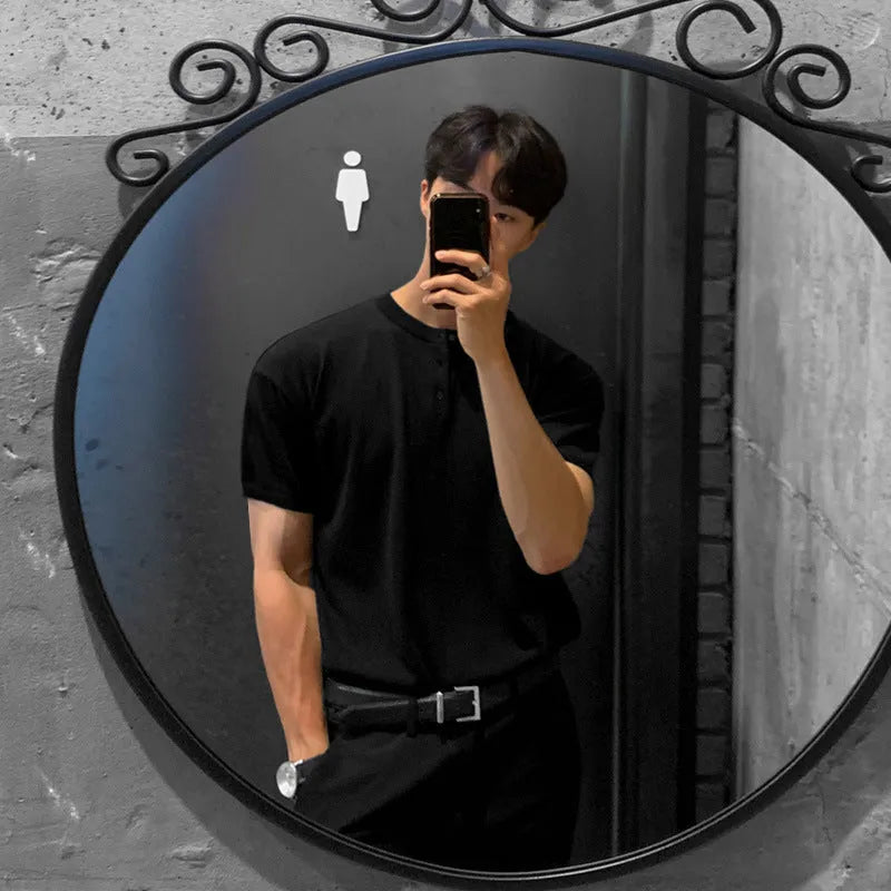 Man wearing a black slim-fit short-sleeved knitted ice silk shirt