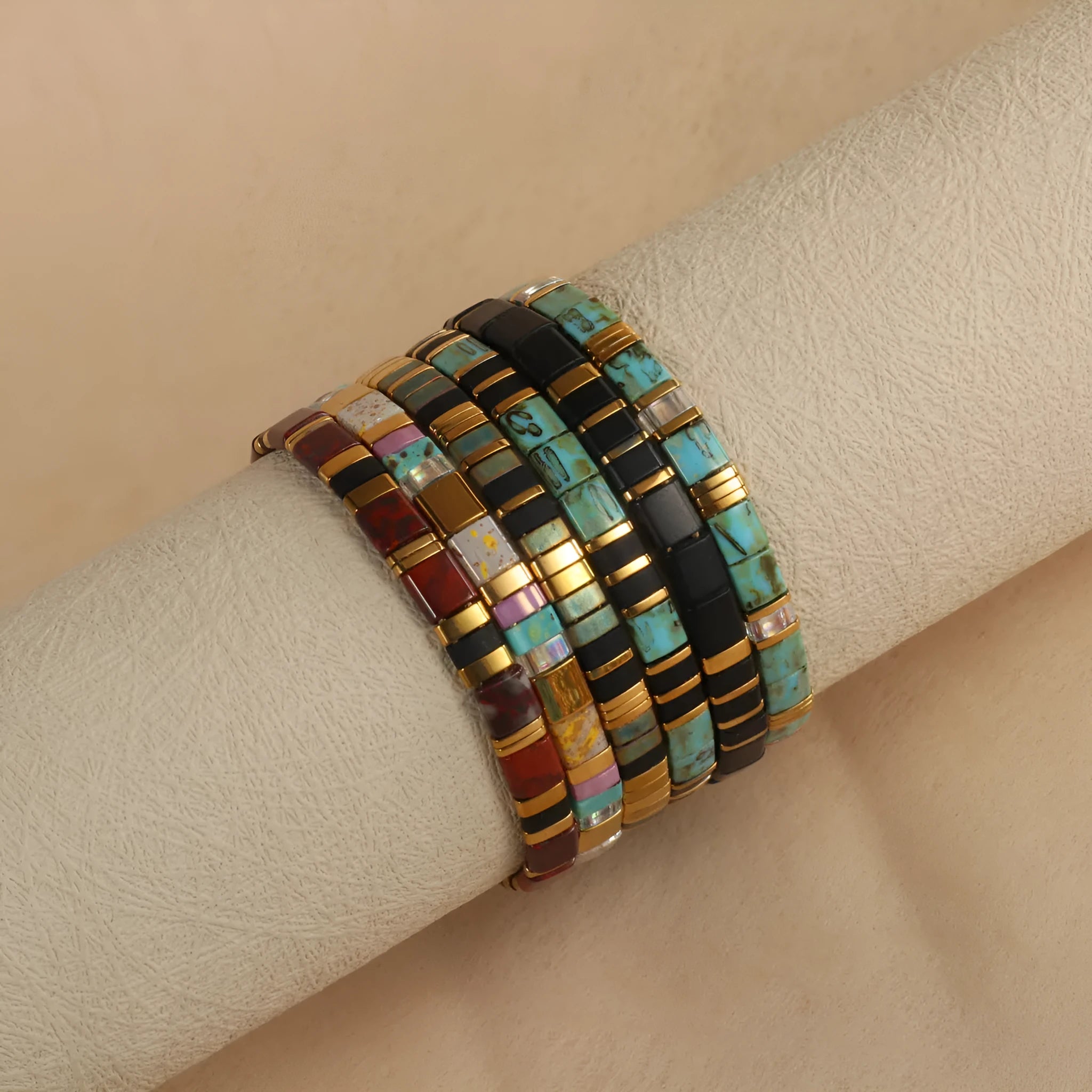 Geometric pull beads bracelet in glass or coloured glaze with round elements