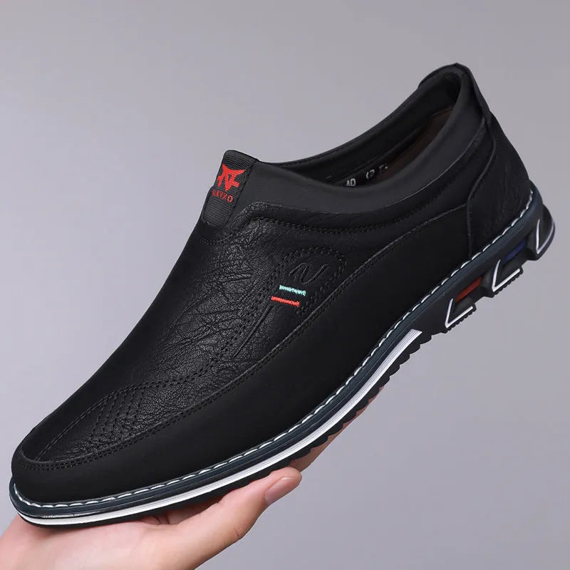 Men's low-top casual leather shoes in black with a leather toe cap, decorative sewing lines, and a rubber sole.