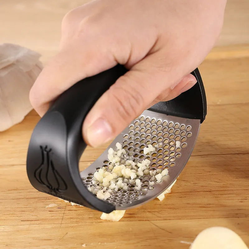 304 stainless steel garlic press with PP handle in black, blue, green, or pink colours