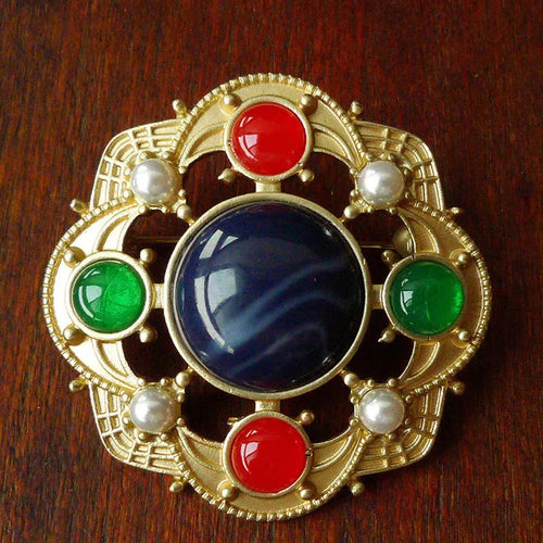 Baroque vintage diamond-shaped brooch in zinc alloy with eight size options displayed