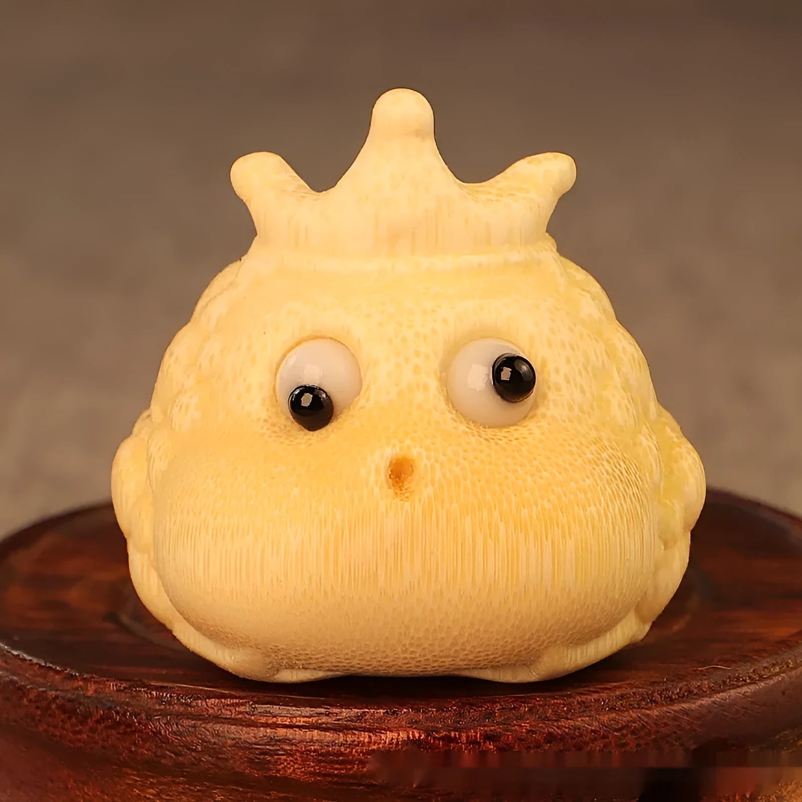 Solid bamboo carving ornament of Crown Princess toad with 5.0 live eye specification