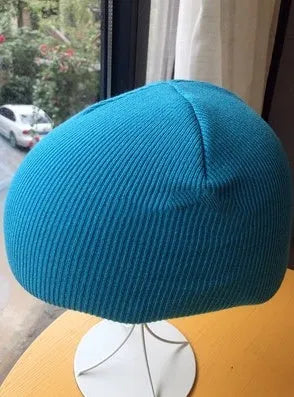 L-sized ski helmet with a knitted decorative cover and matching beanie in a choice of 15 colours.