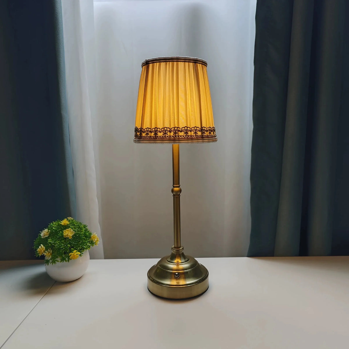 Nordic modern simple table lamp, 14x40cm, built-in battery, 3W three-colour light, gold style A or B