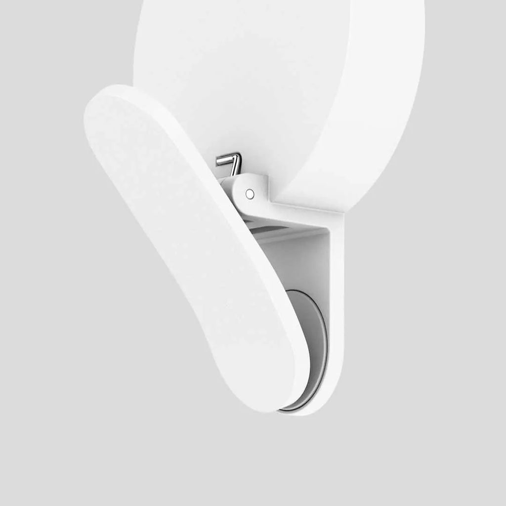 White USB-powered selfie fill light for mobile phones with three-level dimming and nine LED beads.