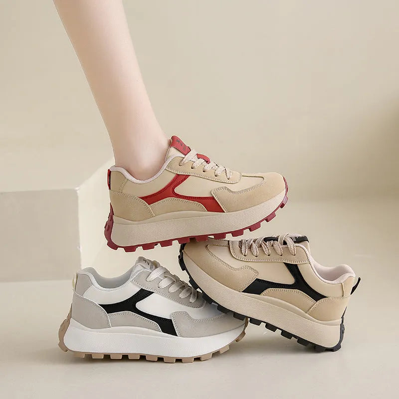 Women's low-top platform sports shoes in card black with lace-up front and rubber sole