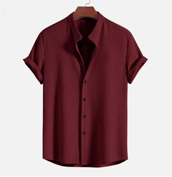 Men's loose-fitting short sleeve summer shirt in a solid colour, made from polyester.