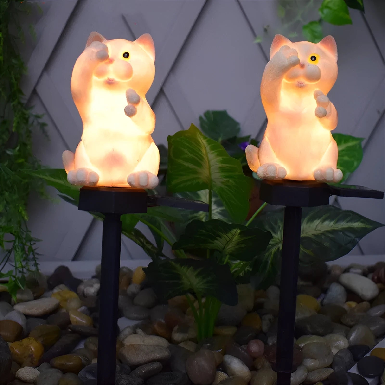 Brown resin cat solar lawn light for garden pathway illumination