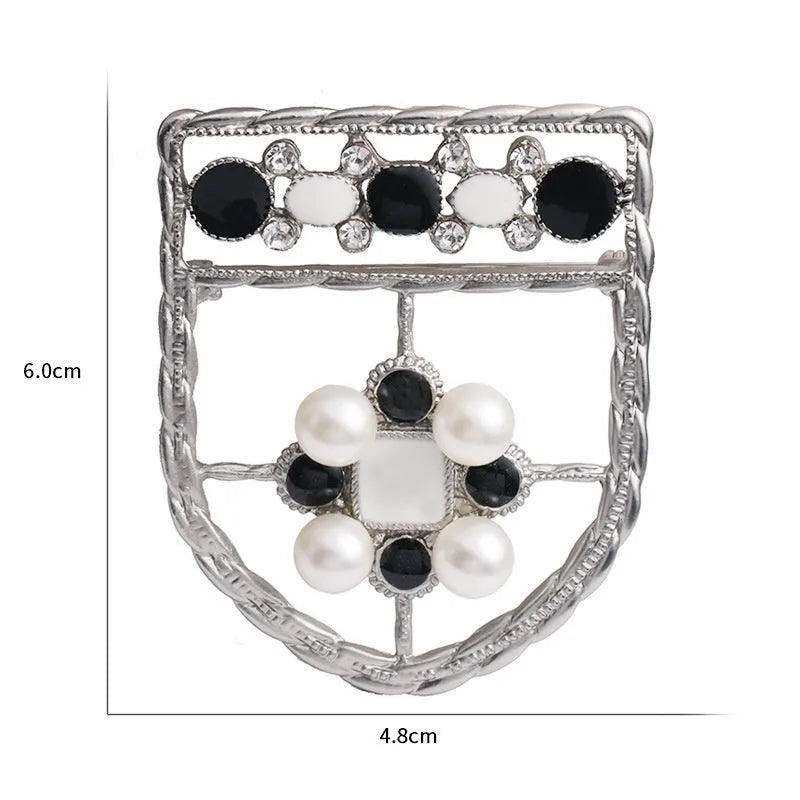 Minimalist pearl floral brooch with diamond inlay on alloy base, sweet and cool style for women