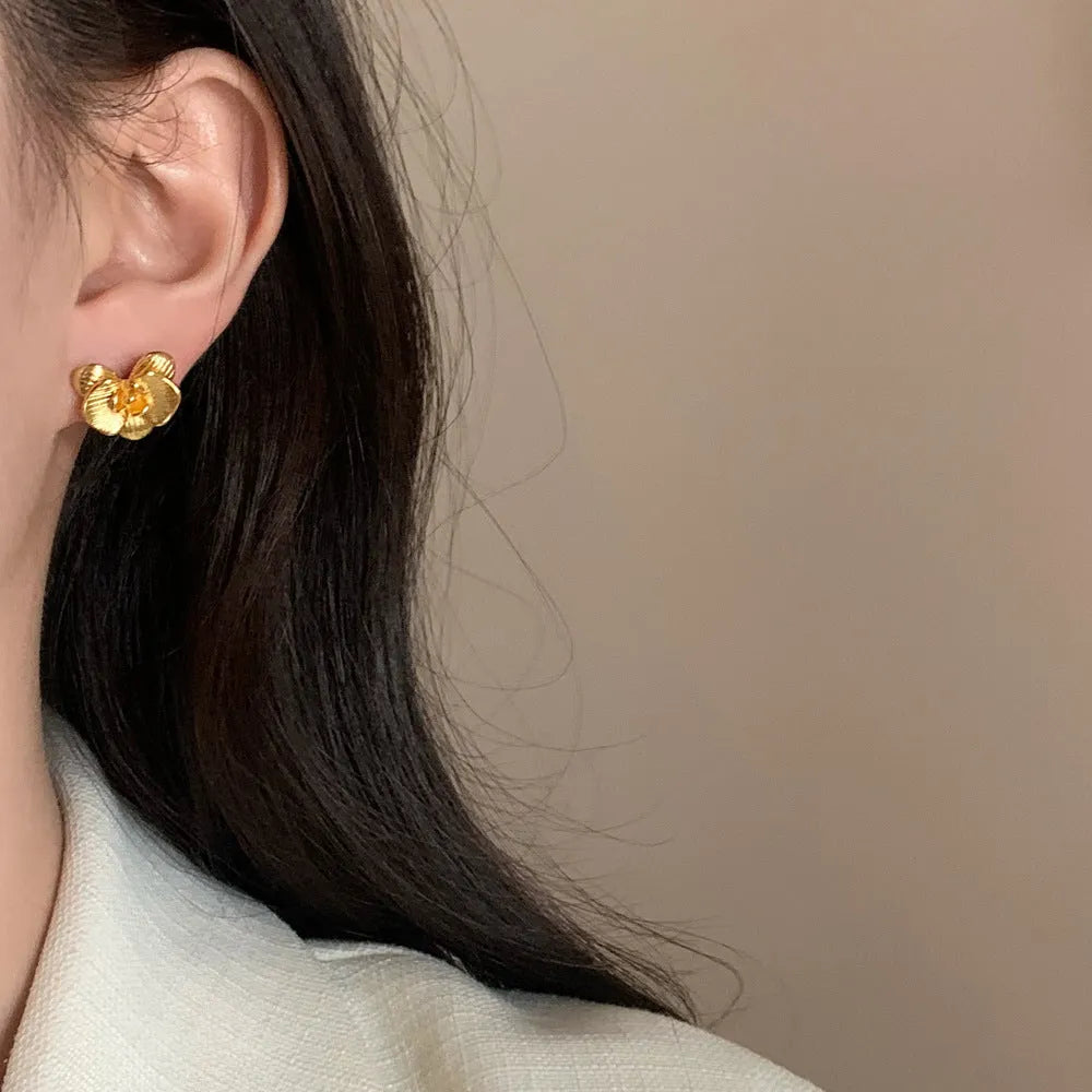 Retro floral earrings for women in gold and silver colours with petal design