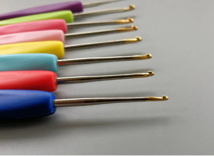 Set of 16 crochet hooks with thick and thin plastic handles in a grey PU storage bag.