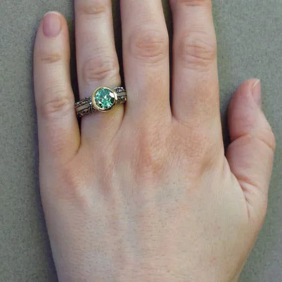 Flower-shaped gold-plated ring with green silver finish and vintage colour separation design