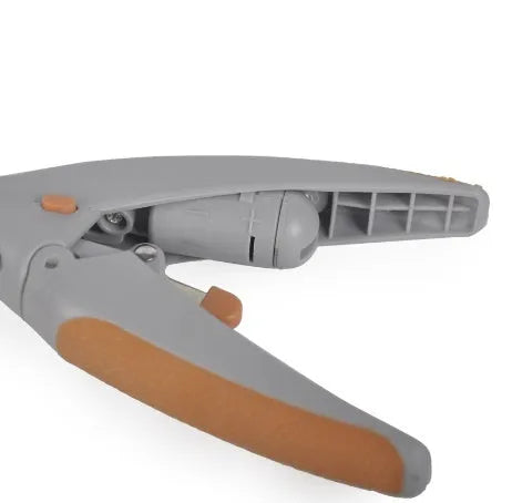 Dog nail trimmer with blood line indicator on blister card packaging with batteries
