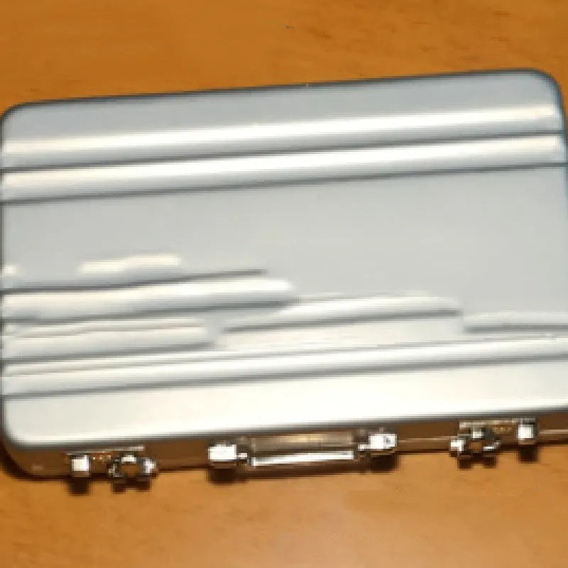 Aluminium alloy metal card holder in choice of six colours showing dimensions.