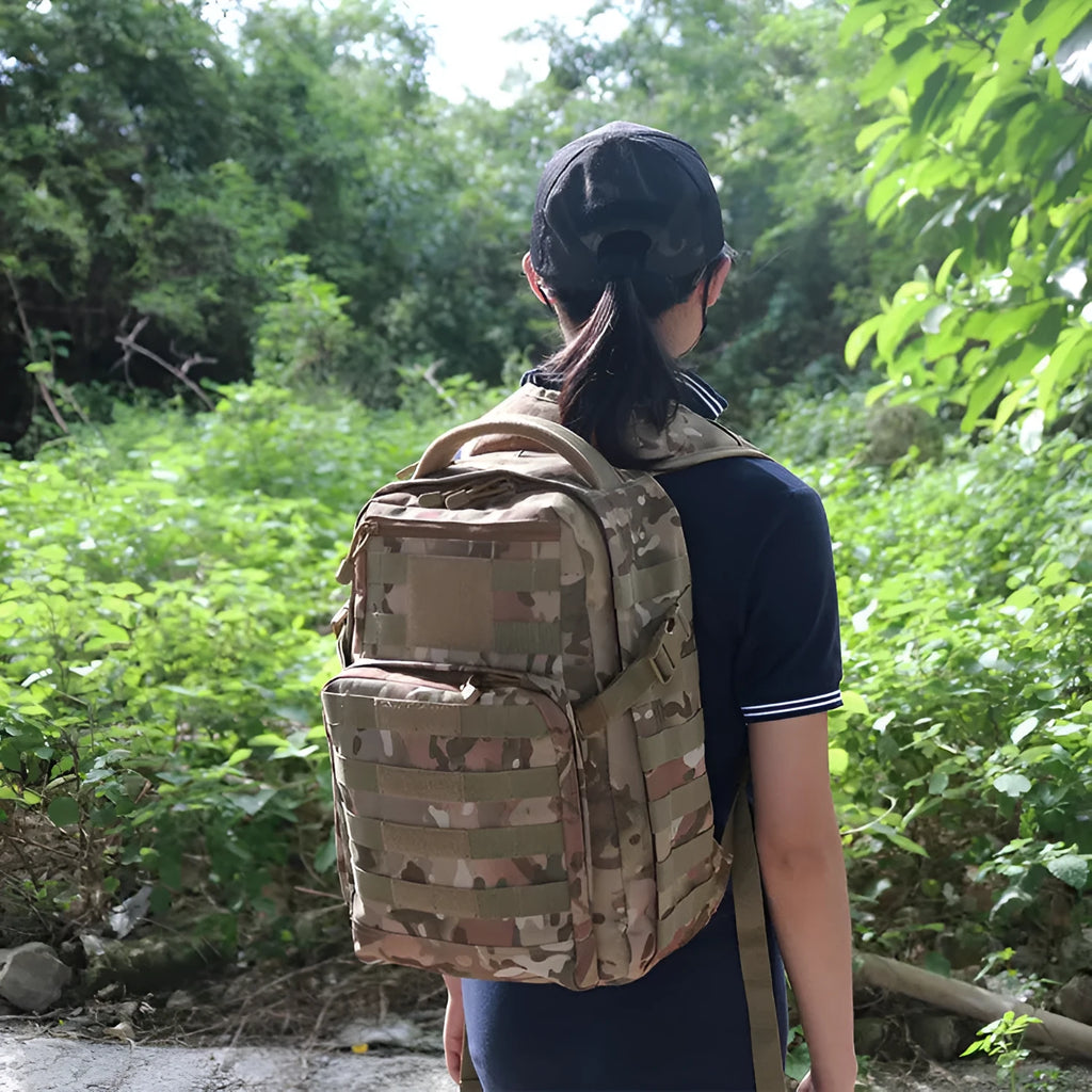 Tactical assault backpack in Oxford fabric with 20-35L capacity and wear-resistant lining