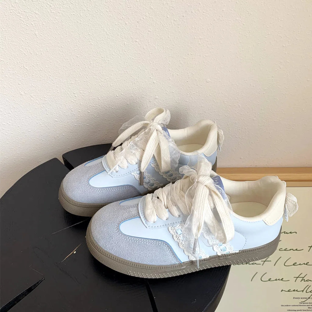 Women's flat casual shoes with lace bow decoration, colour-block design, mid-cut synthetic PU upper, and vulcanised rubber sole
