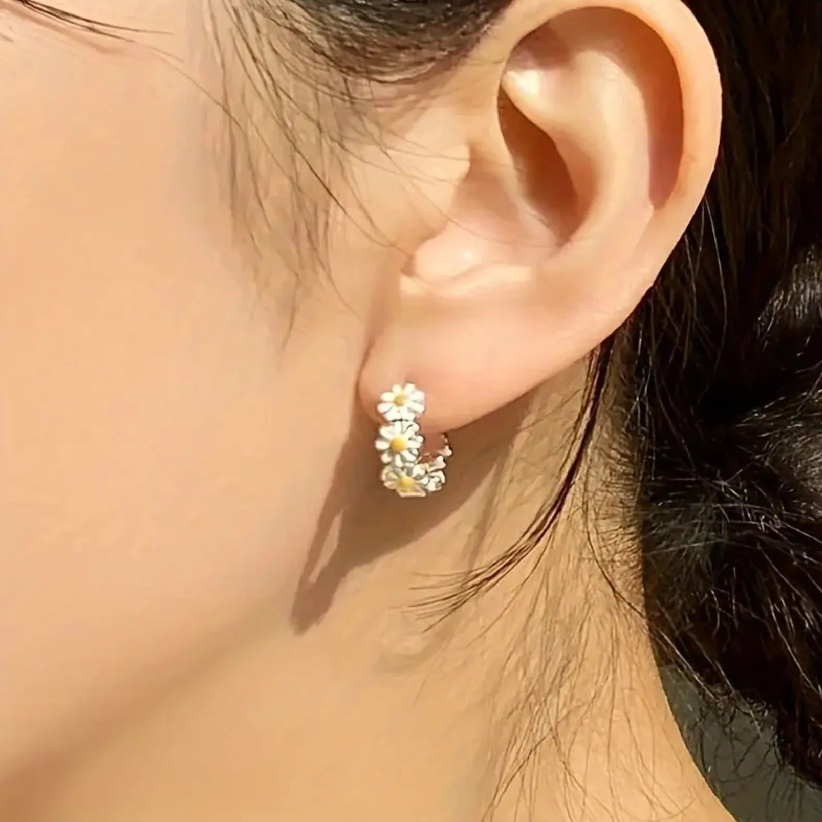 White daisy flower ring electroplated copper earrings with platinum-style gem setting