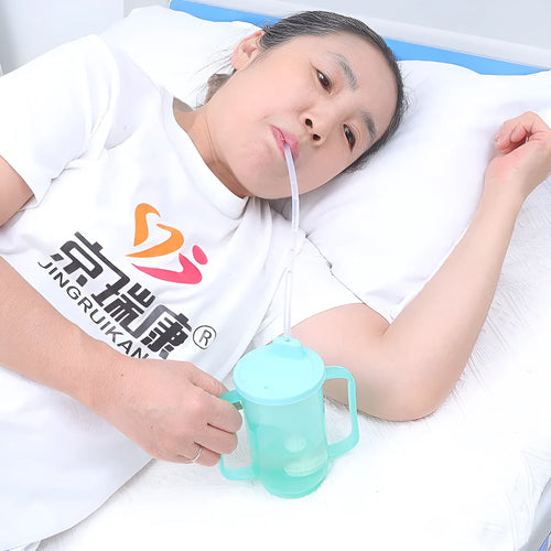 Oblique mouth choke-proof plastic drinking cup with handle and lid for elderly and pregnant adults.