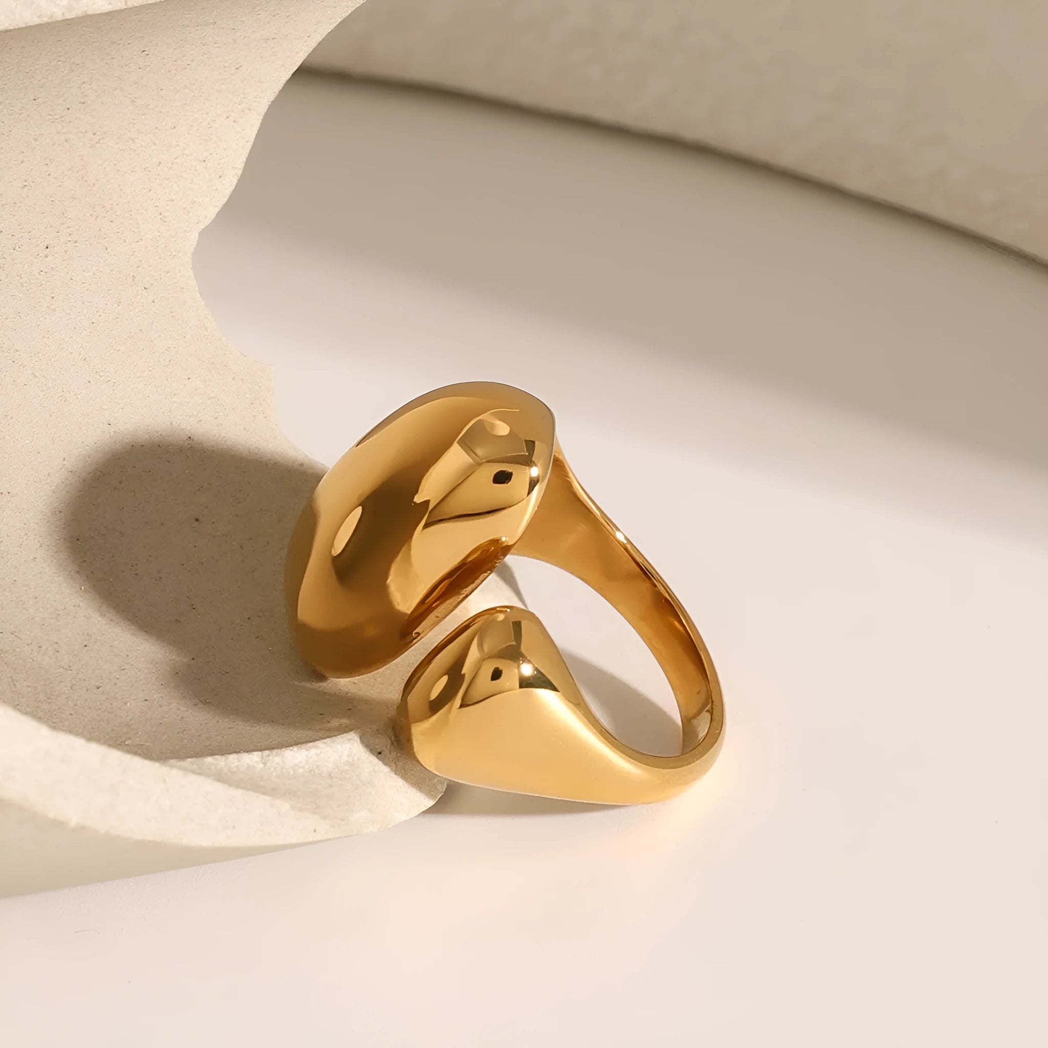 Women's stainless steel geometric open ring with electroplated finish in colour JDR2405081.