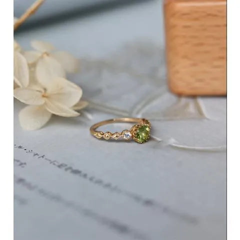 Geometric quadrilateral copper ring with imitation peridot appearance in Japanese retro style