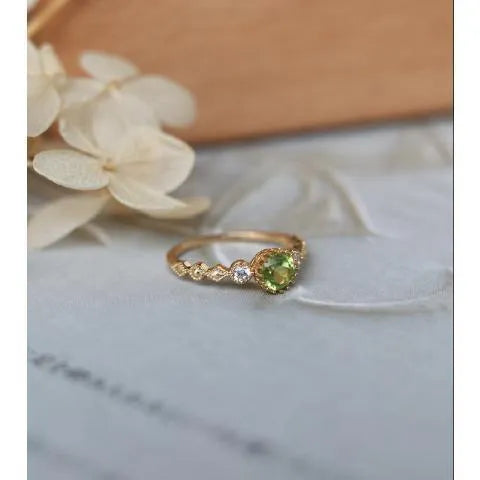 Geometric quadrilateral copper ring with imitation peridot appearance in Japanese retro style