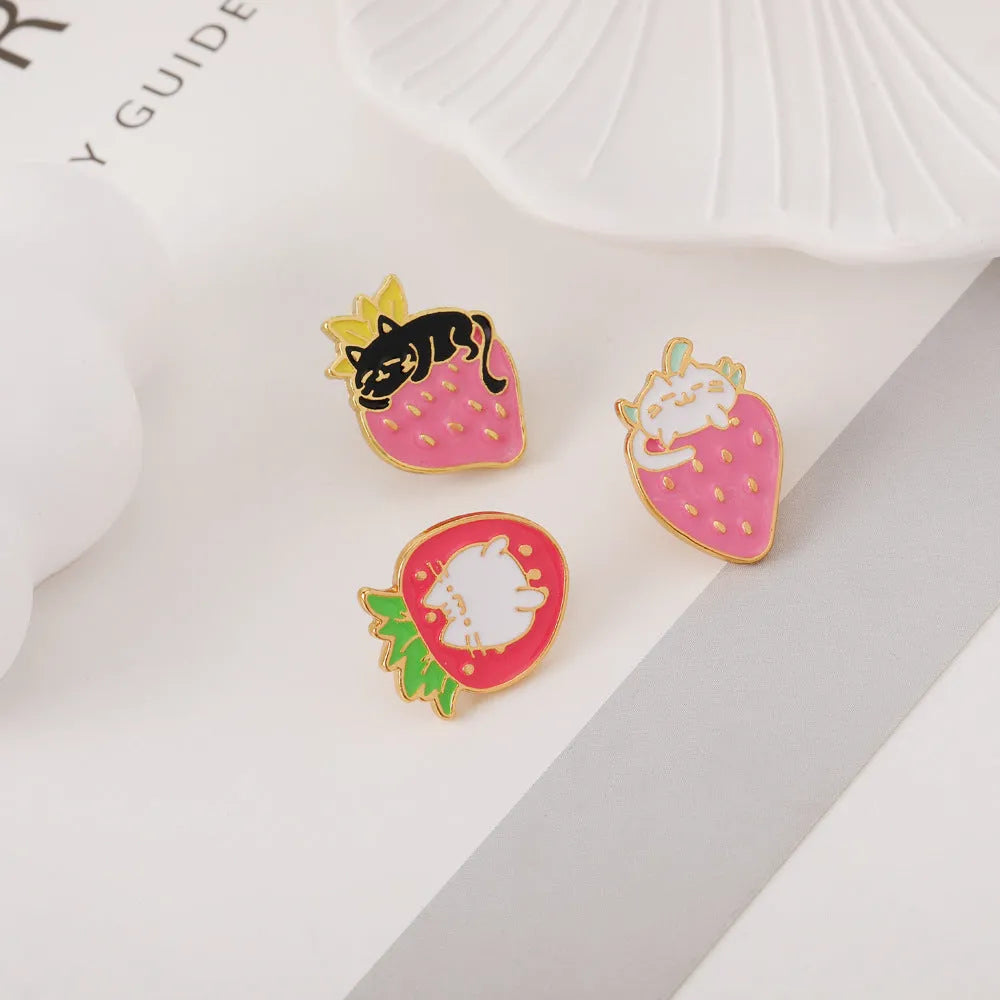 Alloy metal brooch shaped like a cat with a strawberry cake and dripping oil decoration.