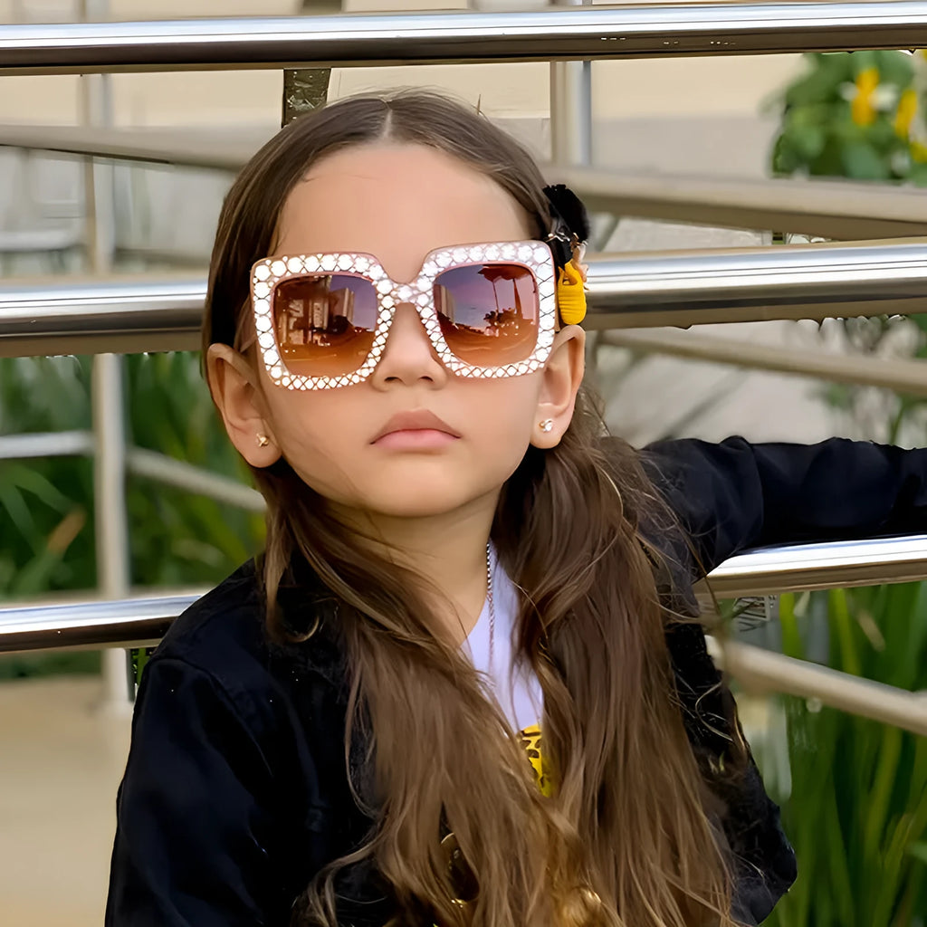 Plastic fashion sunglasses with multiple frame and lens colour options for personality trend styling