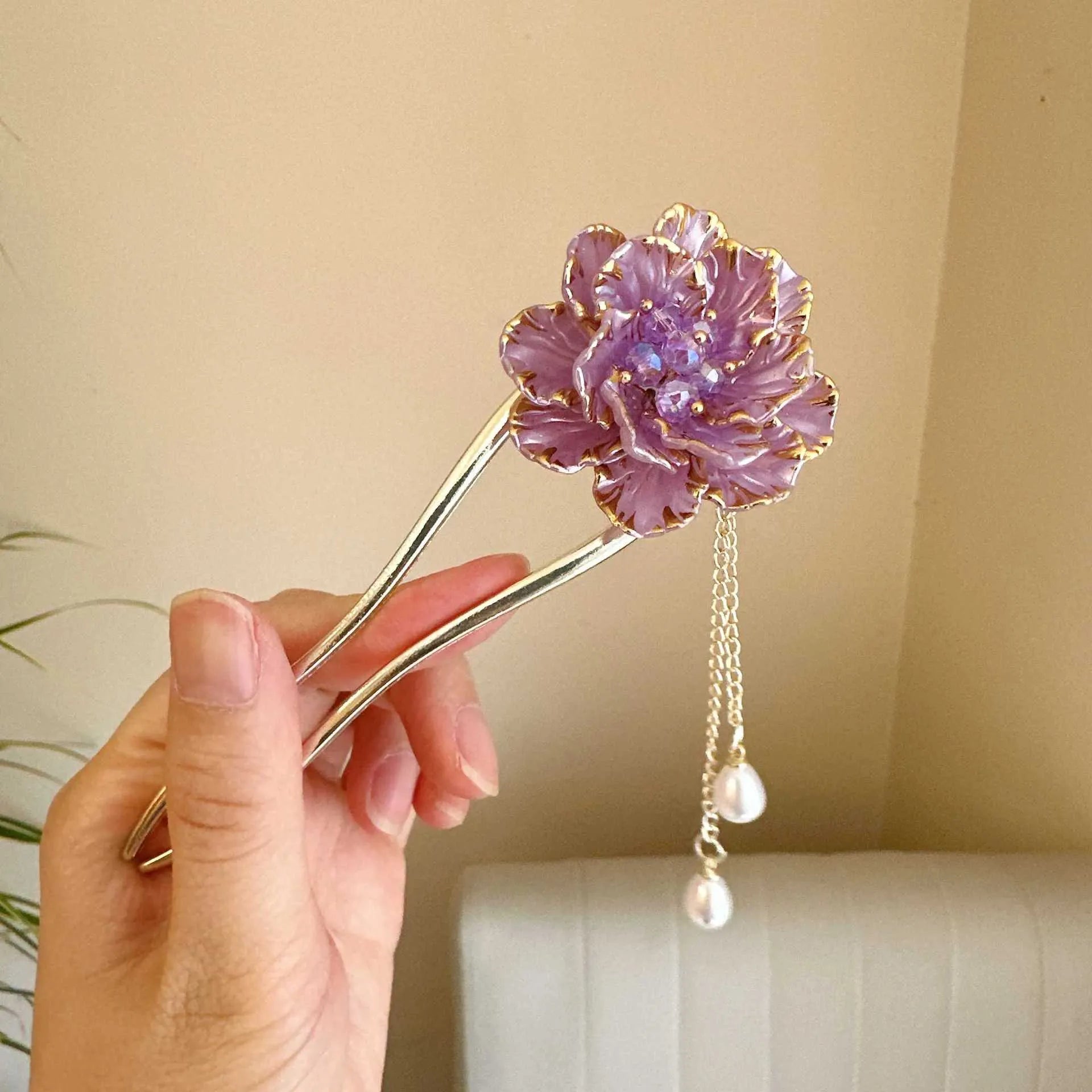Purple and white peony flower U-shaped hairpin with tassel detail on alloy metal construction