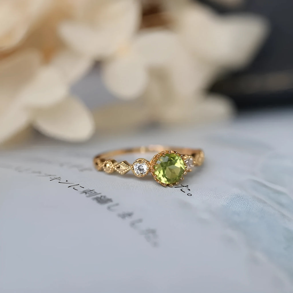 Geometric quadrilateral copper ring with imitation peridot appearance in Japanese retro style