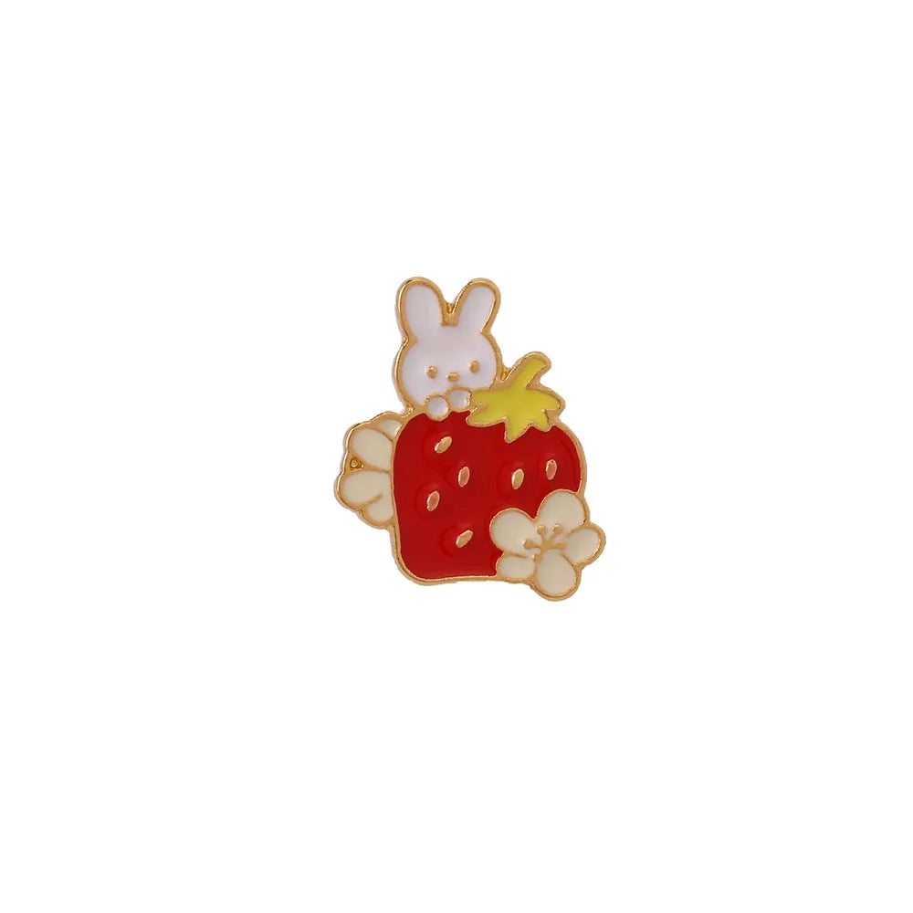 Alloy metal brooch shaped like a cat with a strawberry cake and dripping oil decoration.
