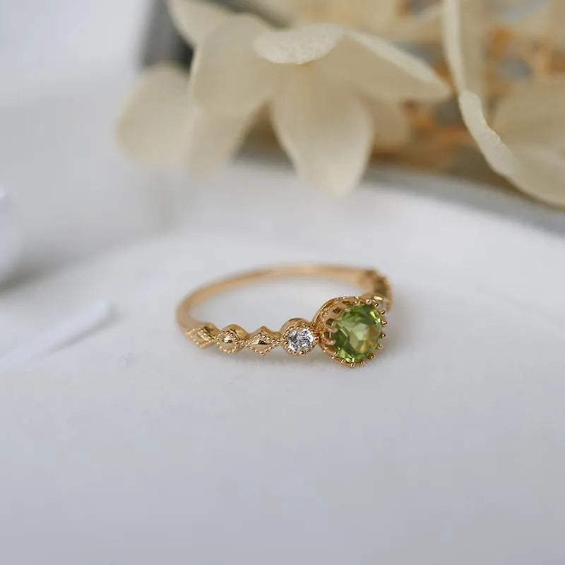 Geometric quadrilateral copper ring with imitation peridot appearance in Japanese retro style