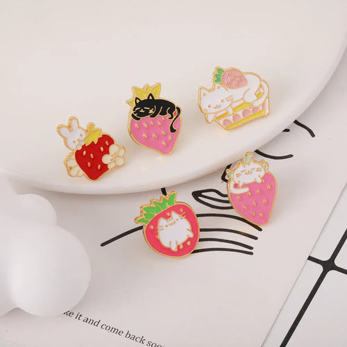 Alloy metal brooch shaped like a cat with a strawberry cake and dripping oil decoration.