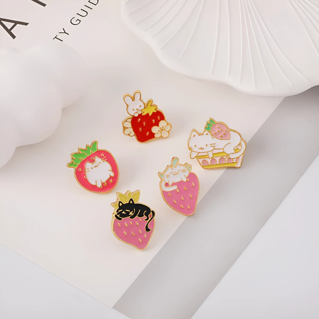 Alloy metal brooch shaped like a cat with a strawberry cake and dripping oil decoration.