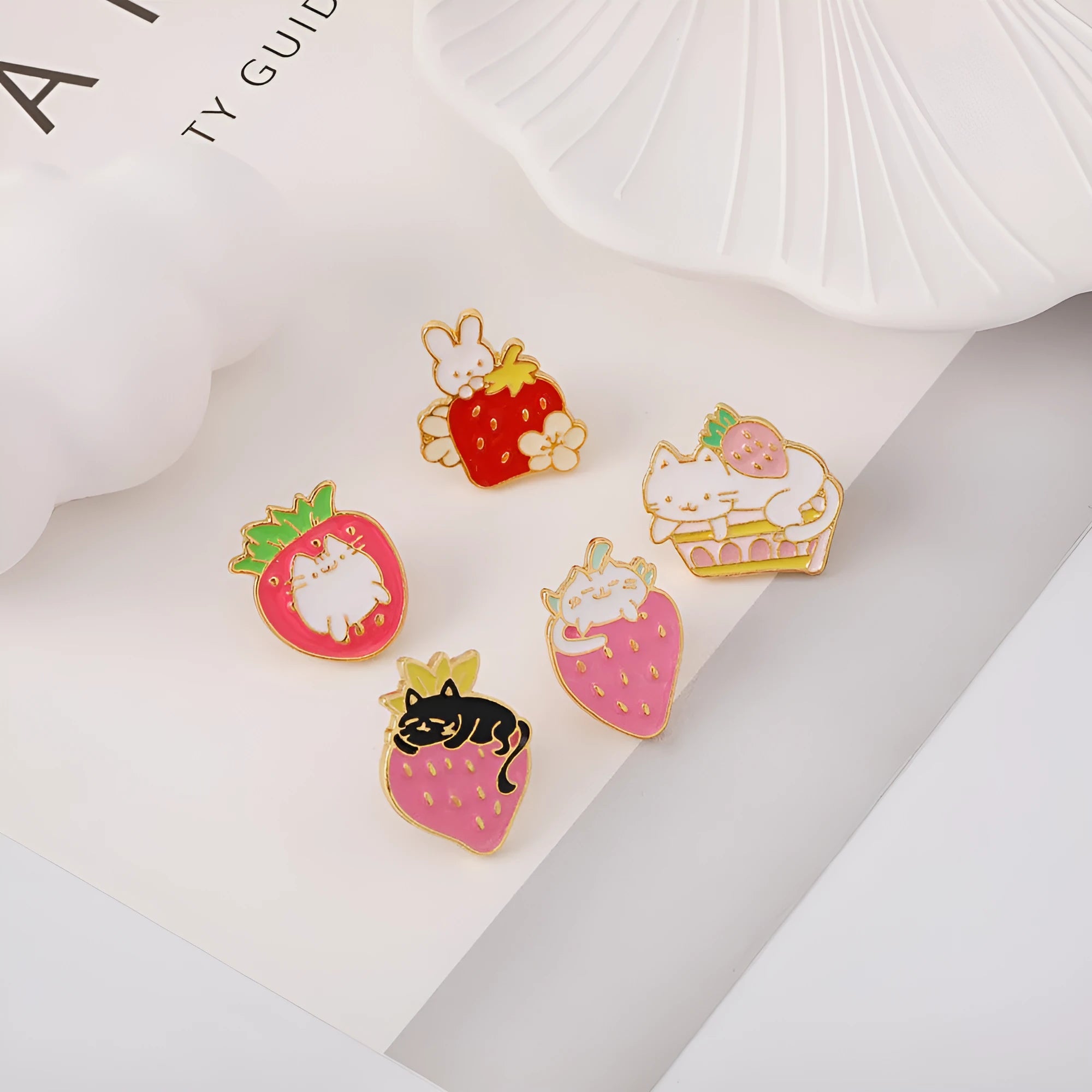 Alloy metal brooch shaped like a cat with a strawberry cake and dripping oil decoration.