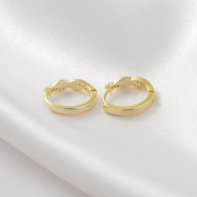 Women's gold geometric clip-on earrings with an interwoven hemp rope design.