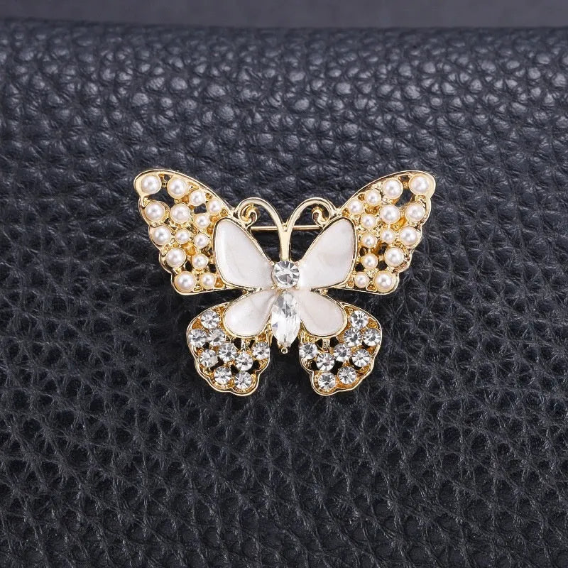 Minimalist pearl floral brooch with diamond inlay on alloy base, sweet and cool style for women