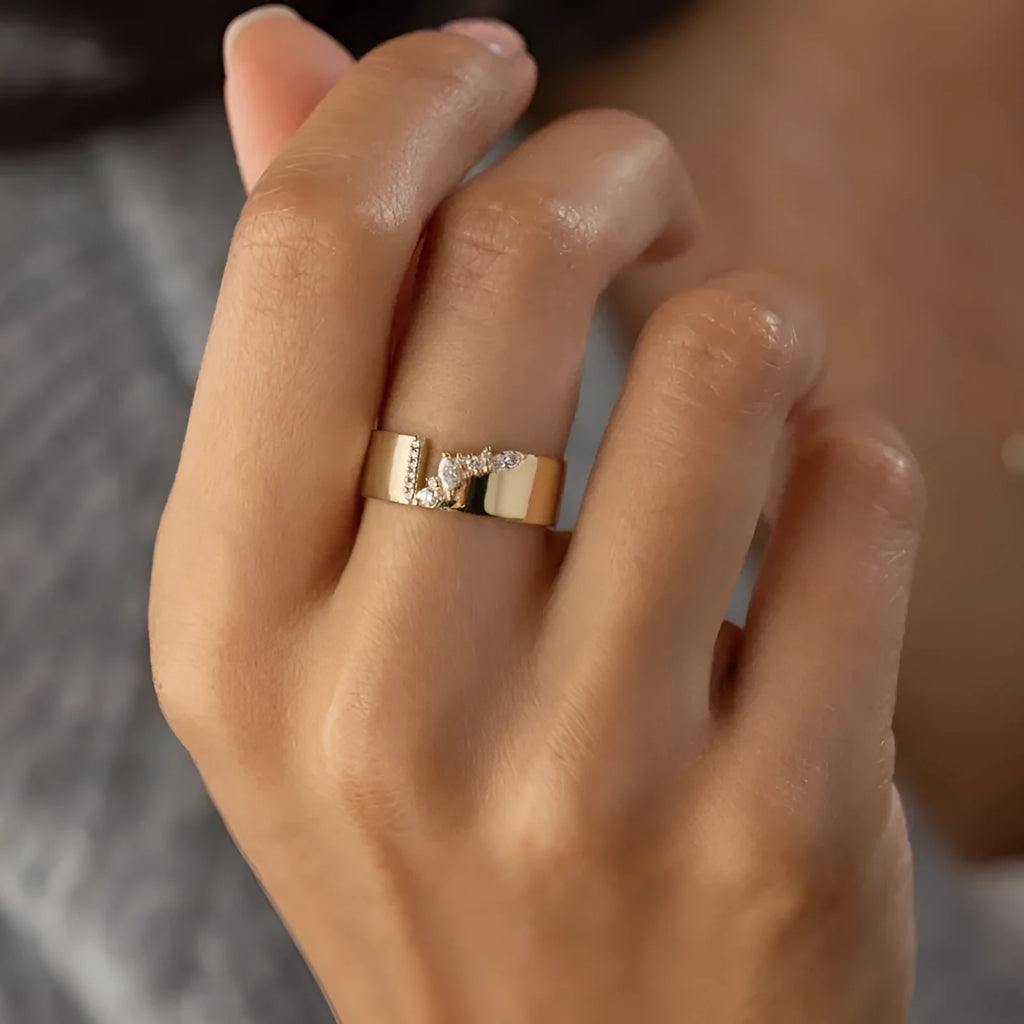Gold electroplated women's ring with shining zircon stone in sizes 6 to 10