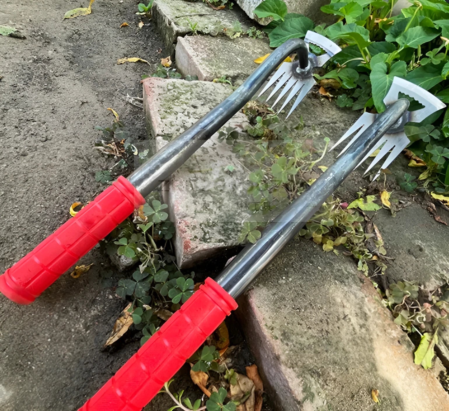 Dual-purpose gardening hoe rake tool with alloy steel construction for digging wild vegetables