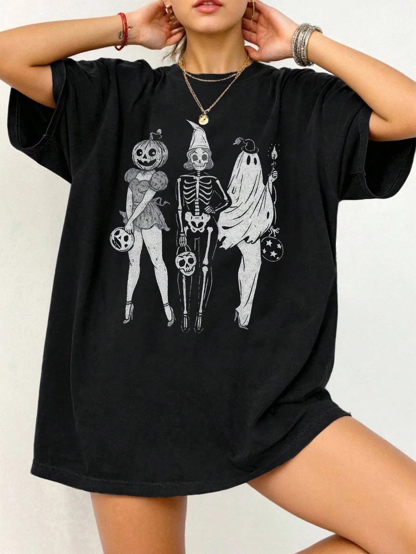 Cotton summer T-shirt with loose short sleeves and round neck in straight cut design