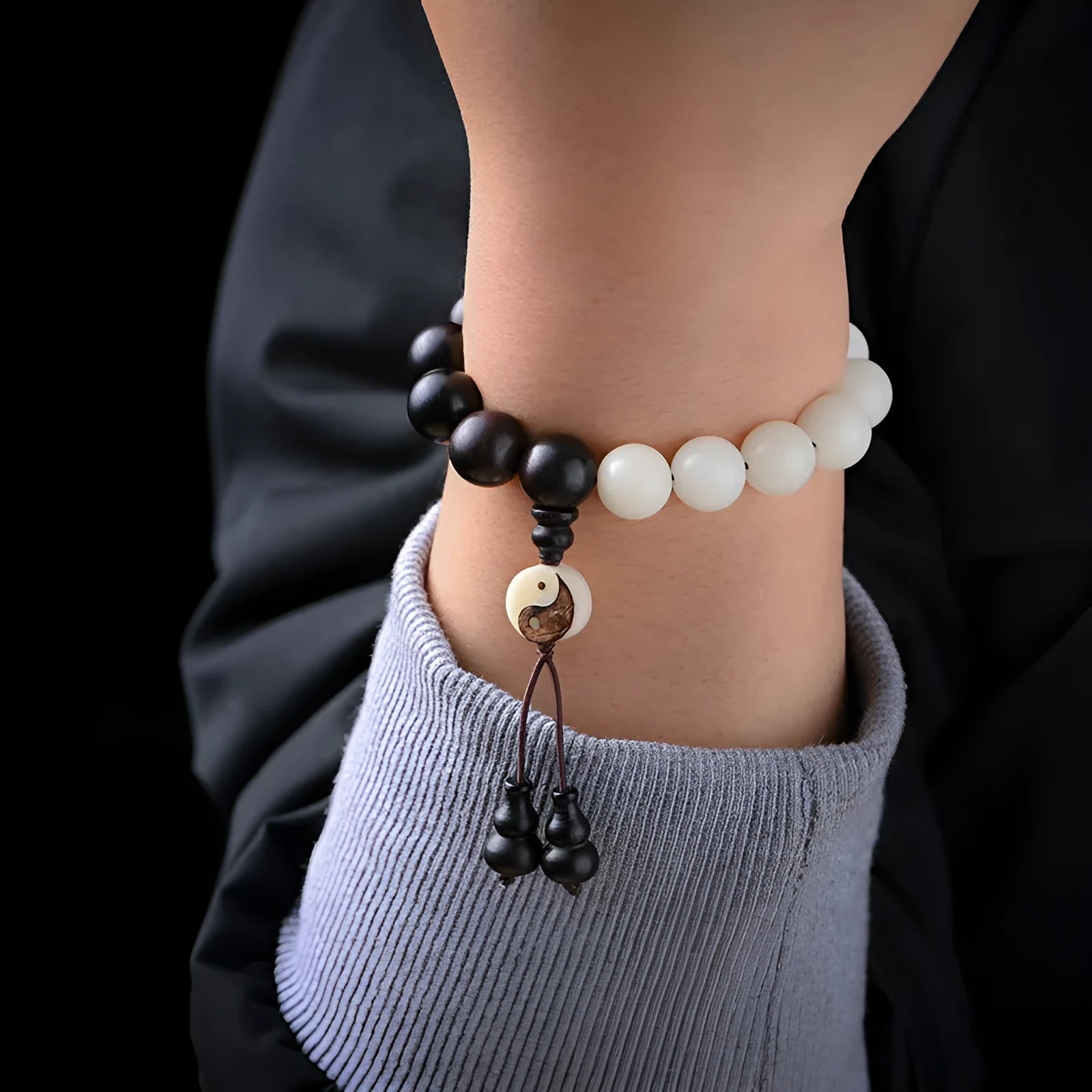 White handmade bodhi bead bracelet with eight-diagram-shaped beads