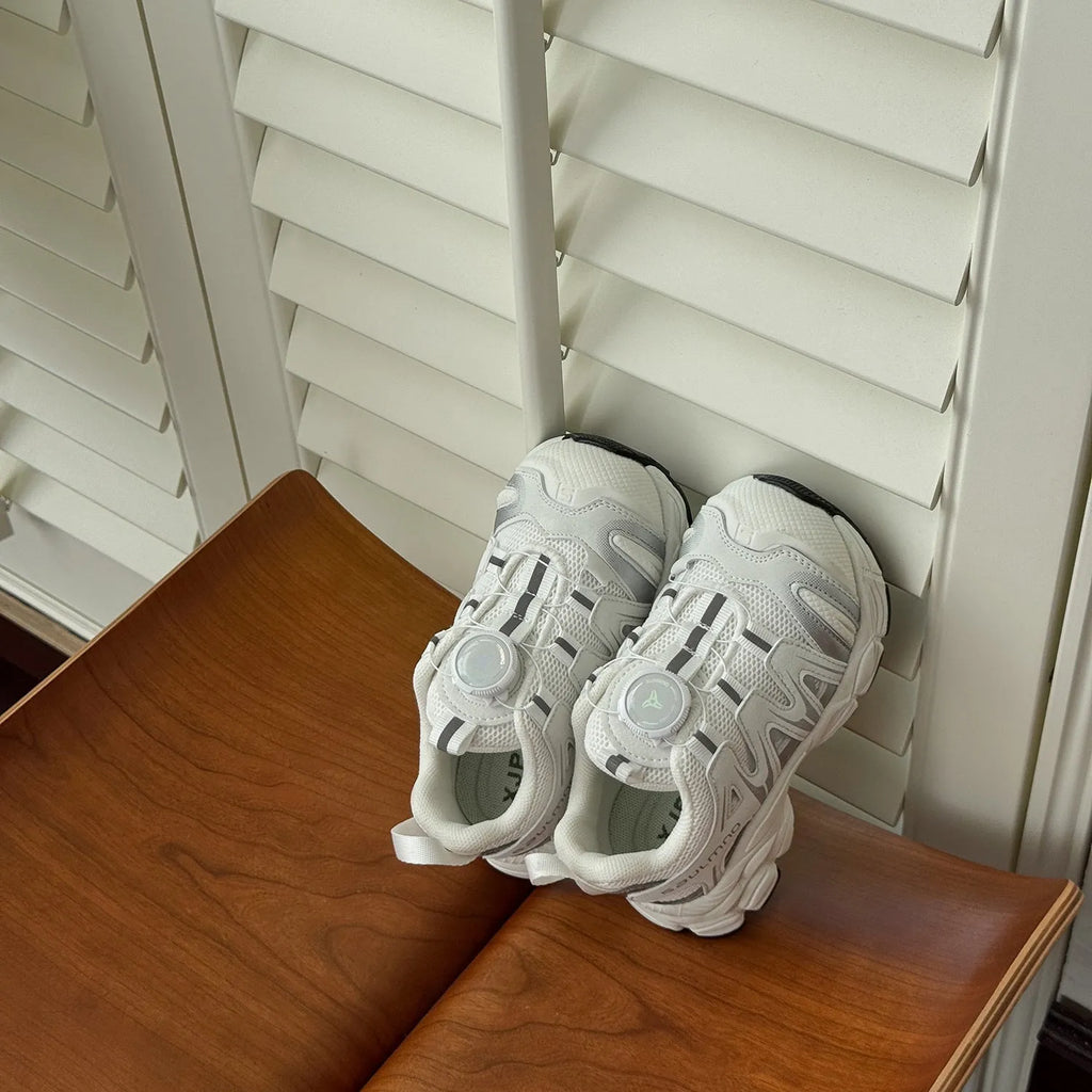 Lightweight casual shoes with breathable mesh and PU leather upper in solid colour options