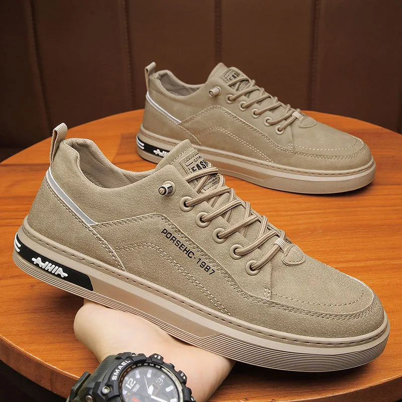 Men's waterproof construction shoes with rubber sole in khaki colour, low-top design with round toe