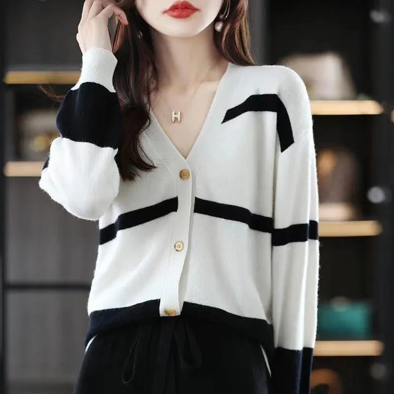 Women's slim fit V-neck cardigan with black and white 3D stripe pattern