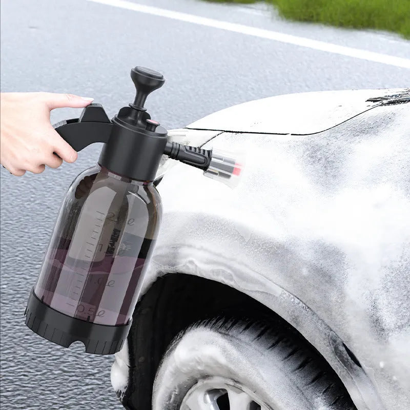 Black hand-held pressure sprayer with 2-litre capacity and two nozzles for garden and car cleaning