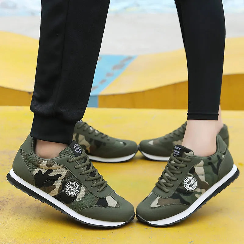Camouflage pattern low-top running shoes with suede upper and mesh lining for outdoor sports