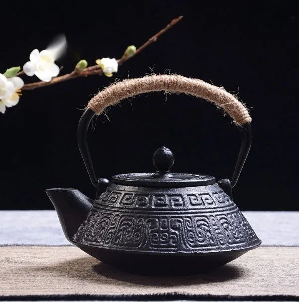 Japanese-style cast iron teapot with 0.9 litre capacity in bronze and black finish options