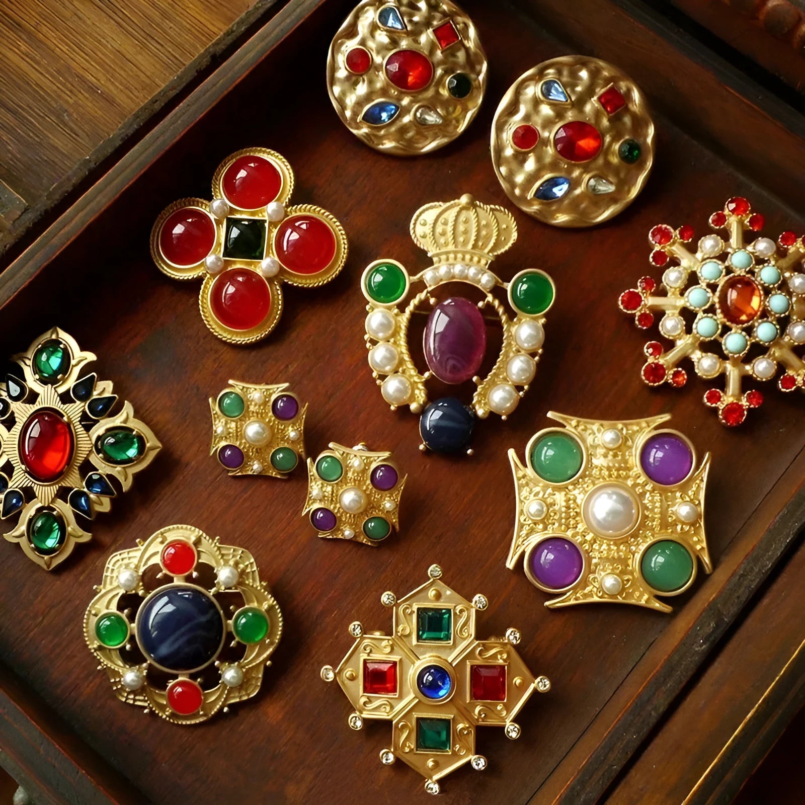 Baroque vintage diamond-shaped brooch in zinc alloy with eight size options displayed